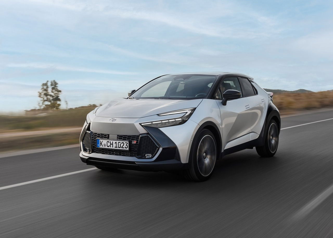 Toyota C-HR versus Nissan Kicks: Performance and handling.