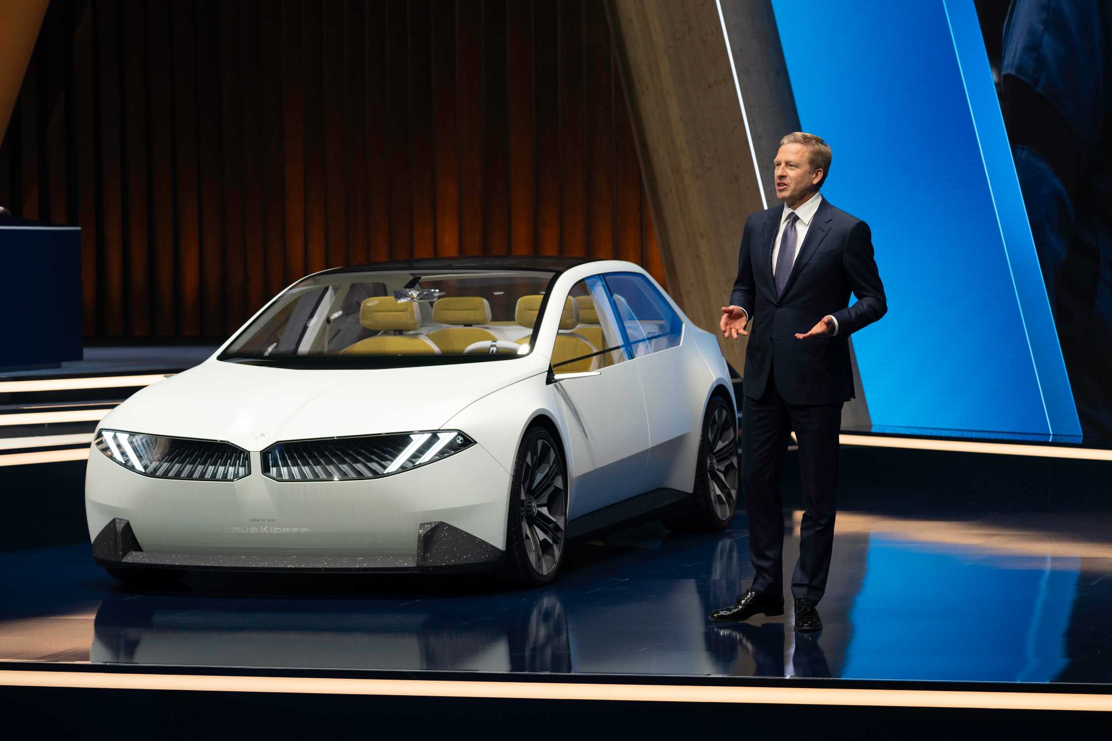 BMW bets on e-fuels.