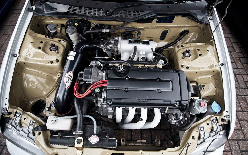 1995 Honda Civic engine bay.