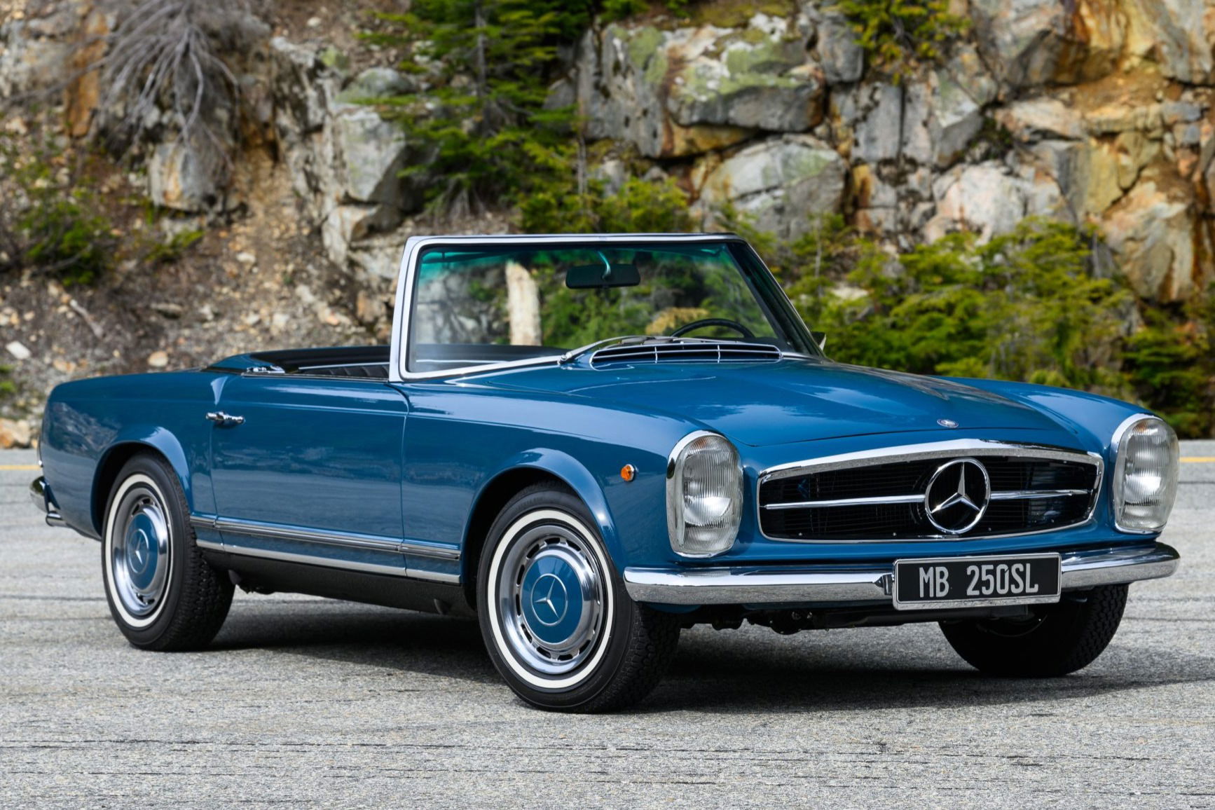 Vintage Mercedes convertibles: 1967 Mercedes-Benz 250 SL “Pagoda”.