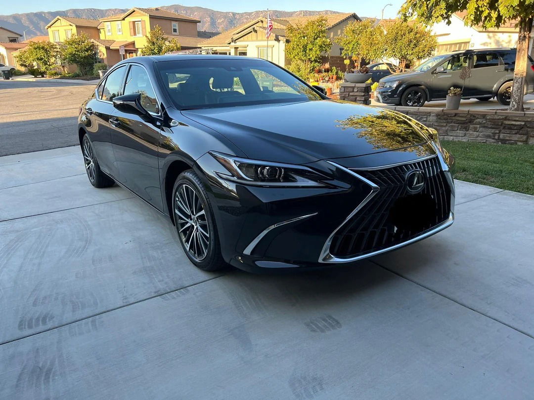 Luxury cars with surprisingly impressive fuel economy: Lexus ES 300h.