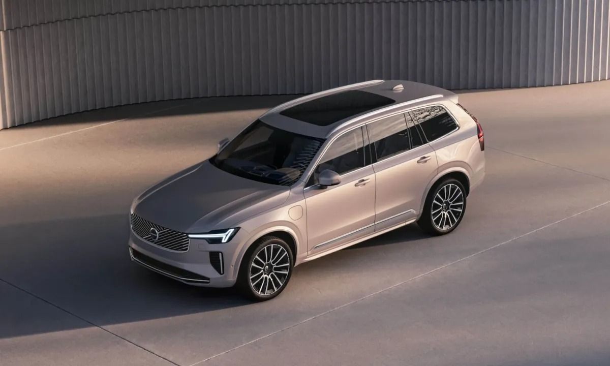 Luxury cars with surprisingly impressive fuel economy: 2025 Volvo XC90 Recharge.