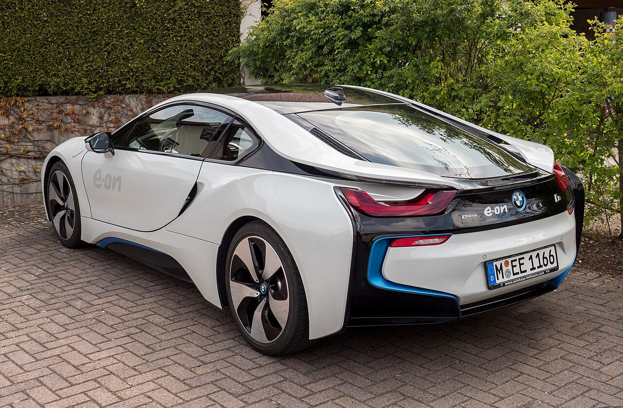 Luxury cars with surprisingly impressive fuel economy: BMW i8.