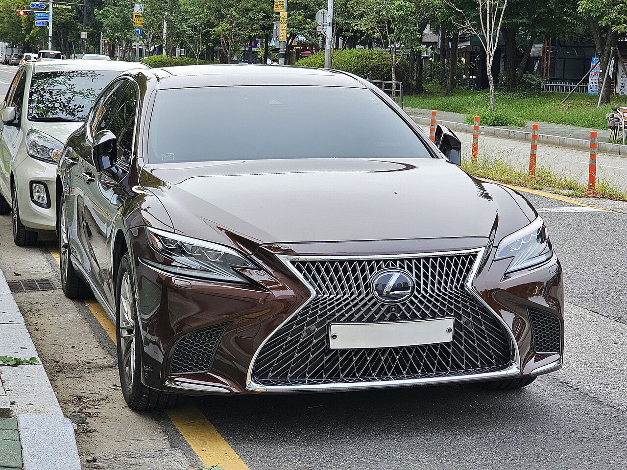 Luxury cars with surprisingly impressive fuel economy: Lexus LS 500h.