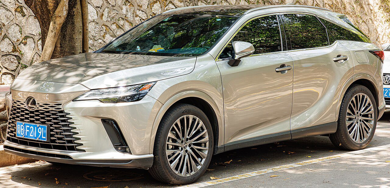 Luxury cars with surprisingly impressive fuel economy: Lexus RX 350h.