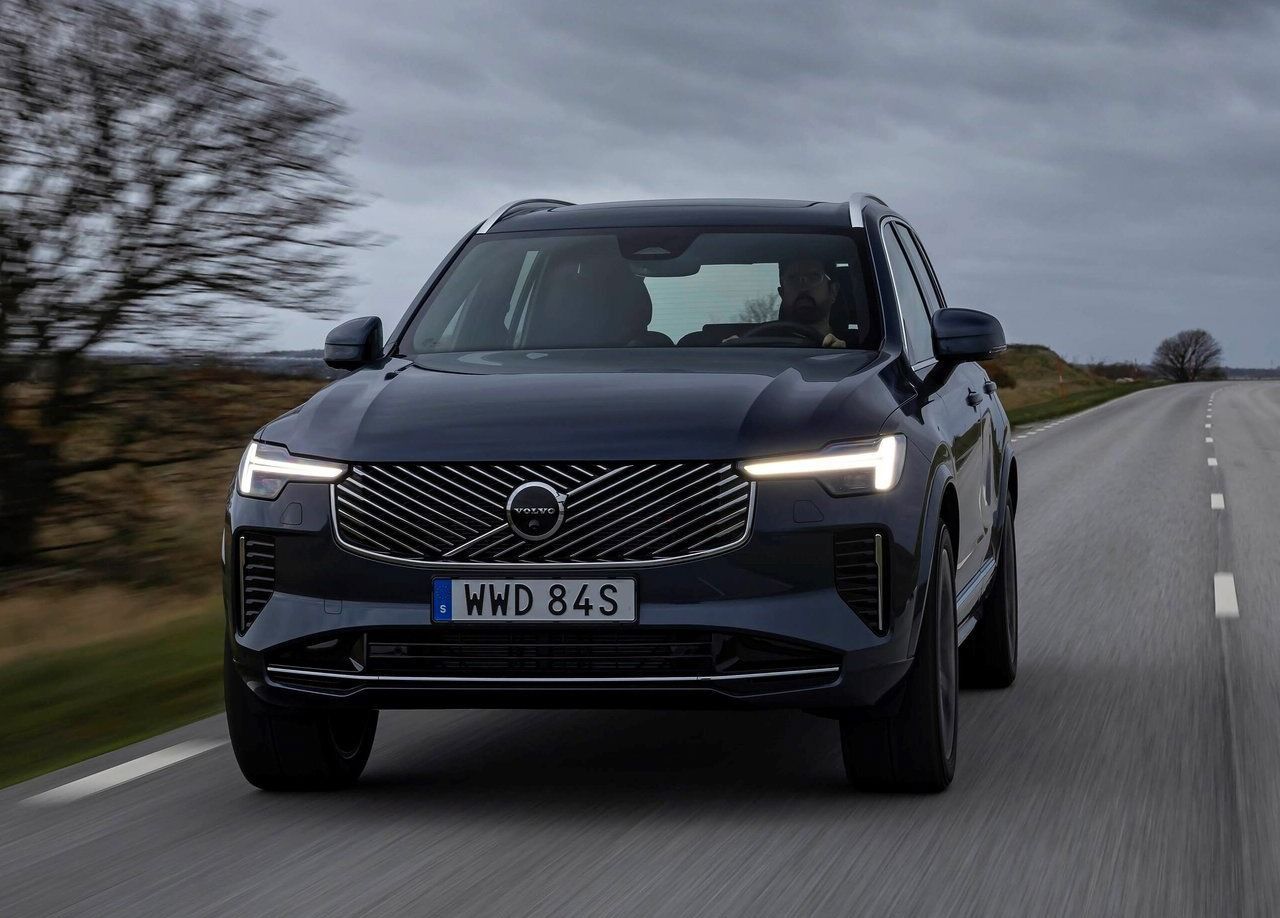 Volvo XC90 vs Audi Q7: Volvo XC90 performance.