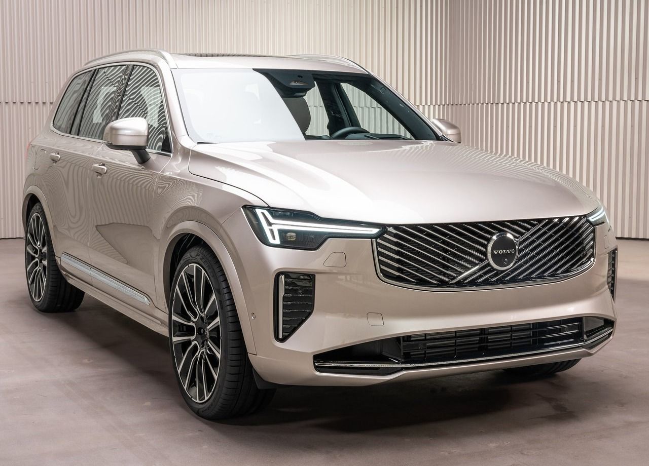 Volvo XC90 vs Audi Q7: Volvo XC90 safety.