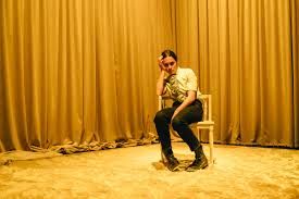 Le papier peint jaune