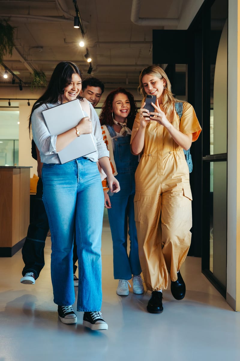 Cultura aparențelor și erodarea discernământului social (Autor: Dragoş Huţuleac)