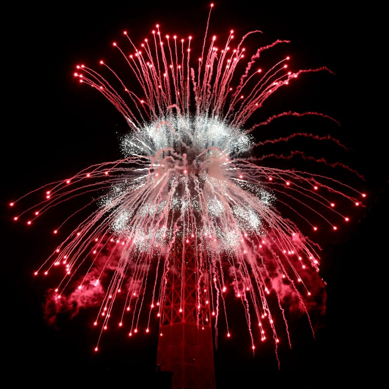 PARIS 4 : La tour Eiffel, un soir de 14 Juillet