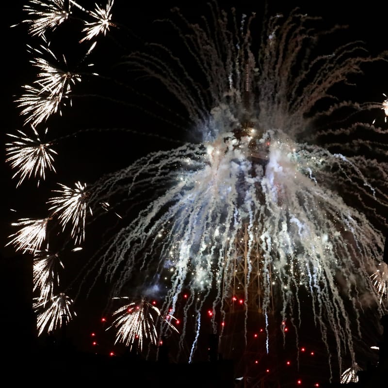 PARIS 4 : La tour Eiffel, un soir de 14 Juillet