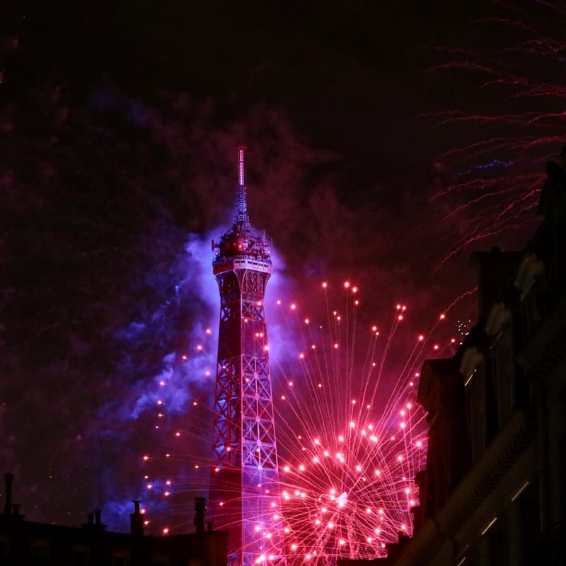 PARIS 4 : La tour Eiffel, un soir de 14 Juillet