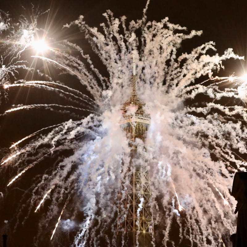 PARIS 4 : La tour Eiffel, un soir de 14 Juillet