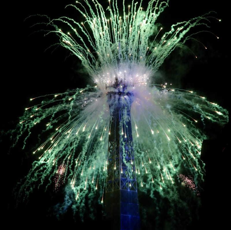 PARIS 4 : La tour Eiffel, un soir de 14 Juillet