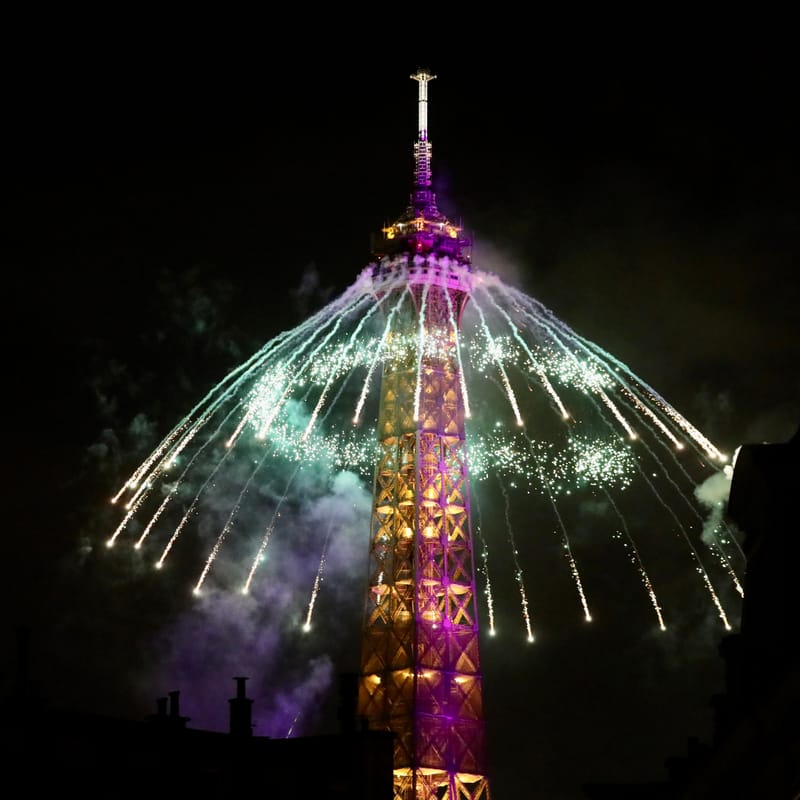 PARIS 4 : La tour Eiffel, un soir de 14 Juillet