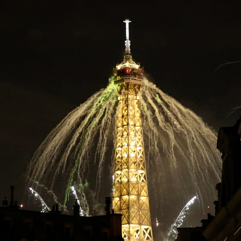 PARIS 4 : La tour Eiffel, un soir de 14 Juillet