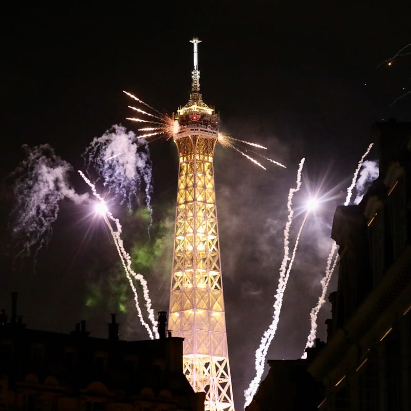 PARIS 4 : La tour Eiffel, un soir de 14 Juillet
