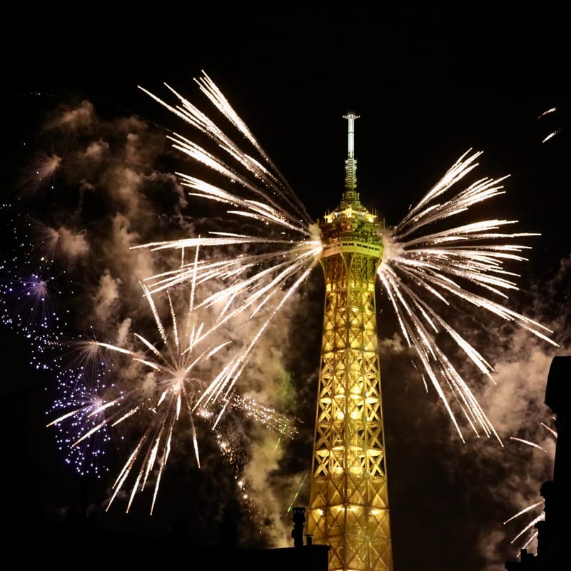 PARIS 4 : La tour Eiffel, un soir de 14 Juillet
