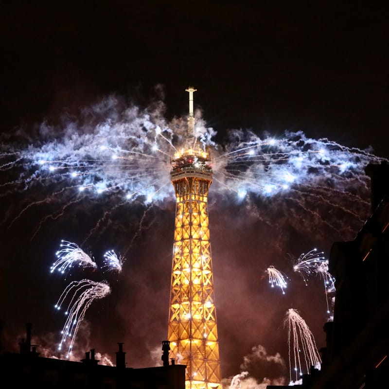 PARIS 4 : La tour Eiffel, un soir de 14 Juillet