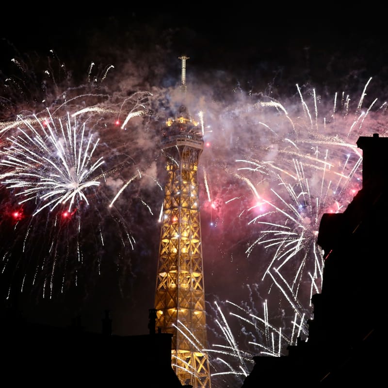PARIS 4 : La tour Eiffel, un soir de 14 Juillet