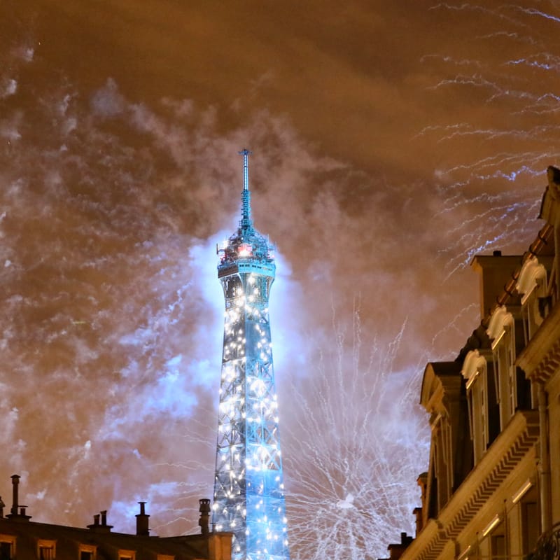 PARIS 4 : La tour Eiffel, un soir de 14 Juillet