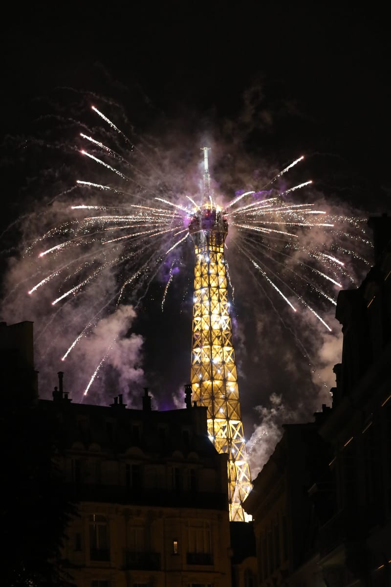 PARIS 4 : La tour Eiffel, un soir de 14 Juillet