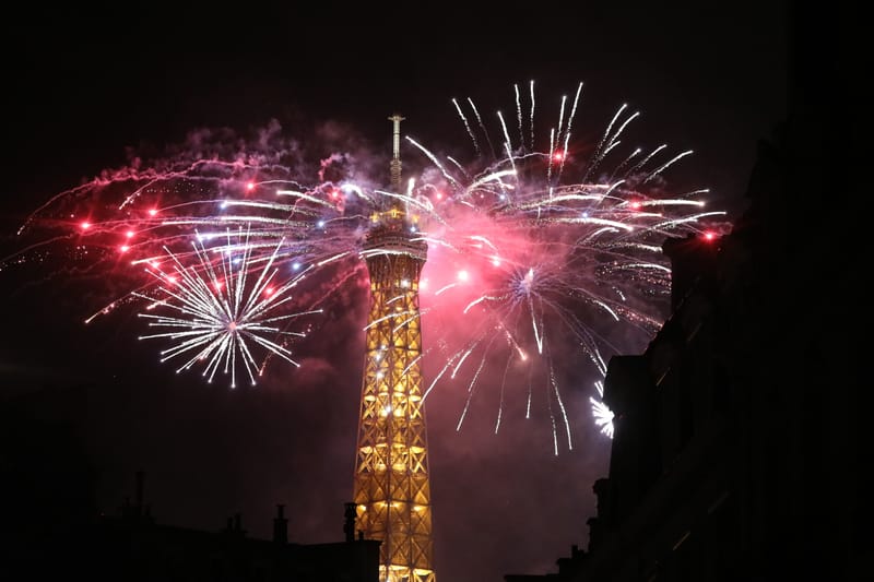 PARIS 4 : La tour Eiffel, un soir de 14 Juillet