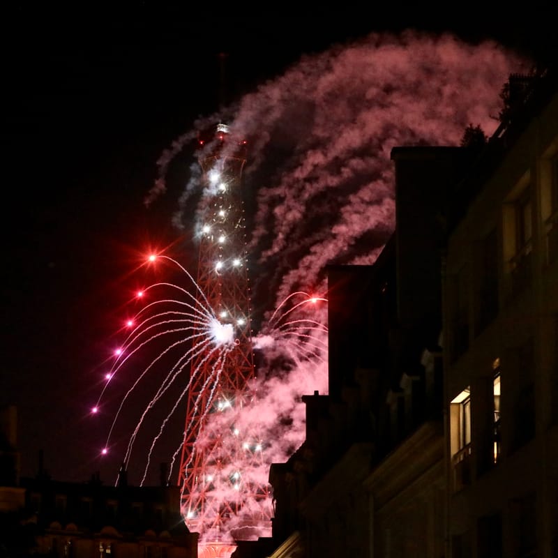 PARIS 4 : La tour Eiffel, un soir de 14 Juillet