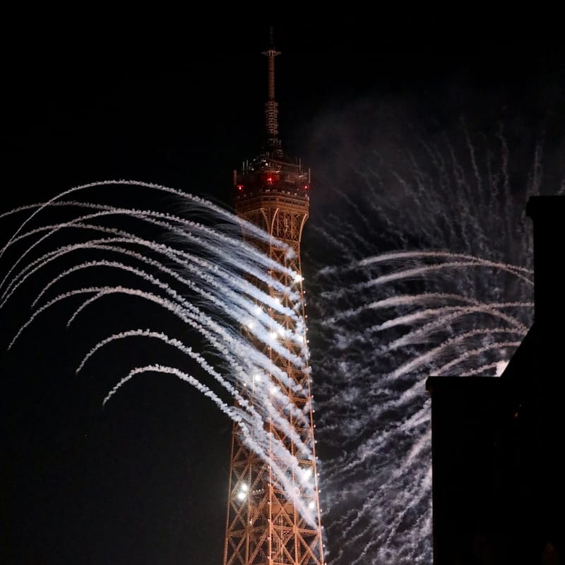 PARIS 4 : La tour Eiffel, un soir de 14 Juillet