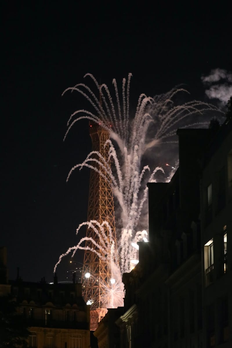 PARIS 4 : La tour Eiffel, un soir de 14 Juillet