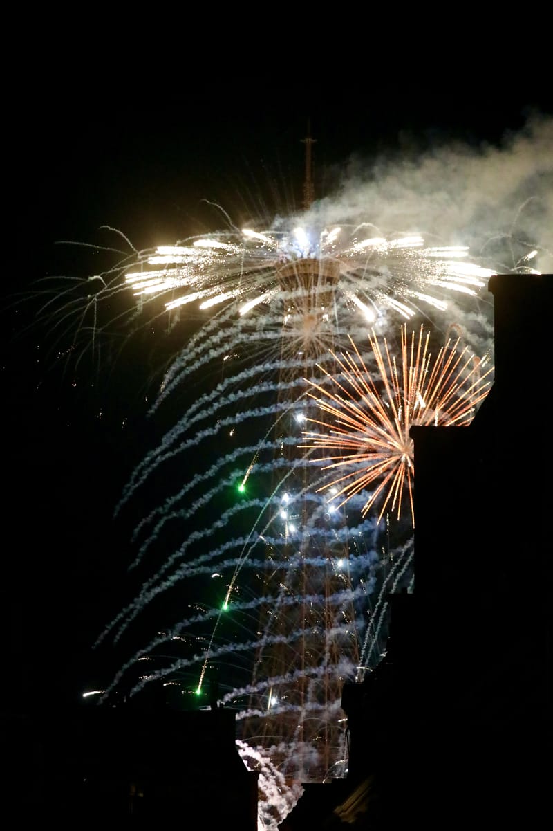 PARIS 4 : La tour Eiffel, un soir de 14 Juillet