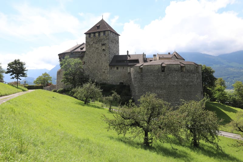 8. LIECHTENSTEIN : Vaduz, musée et Château
