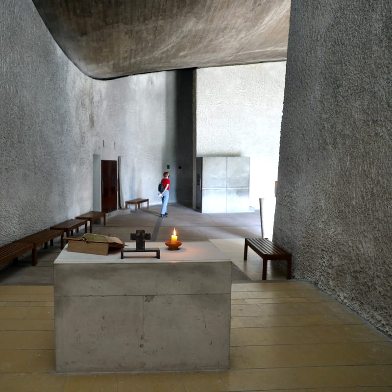 1. VOSGES : Ronchamp, Chapelle Notre Dame du Haut (Le Corbusier)