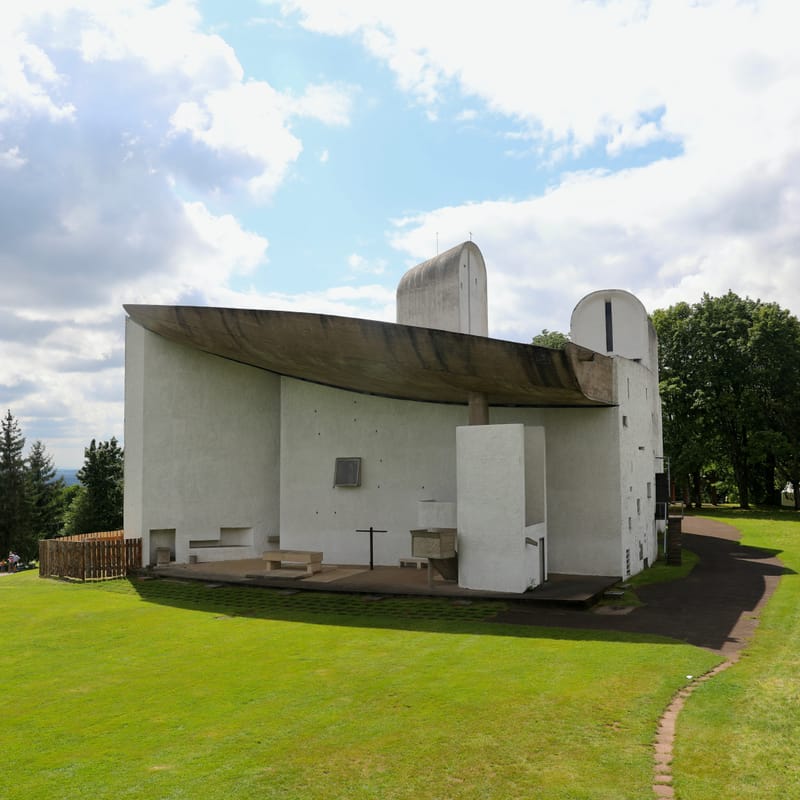 1. VOSGES : Ronchamp, Chapelle Notre Dame du Haut (Le Corbusier)