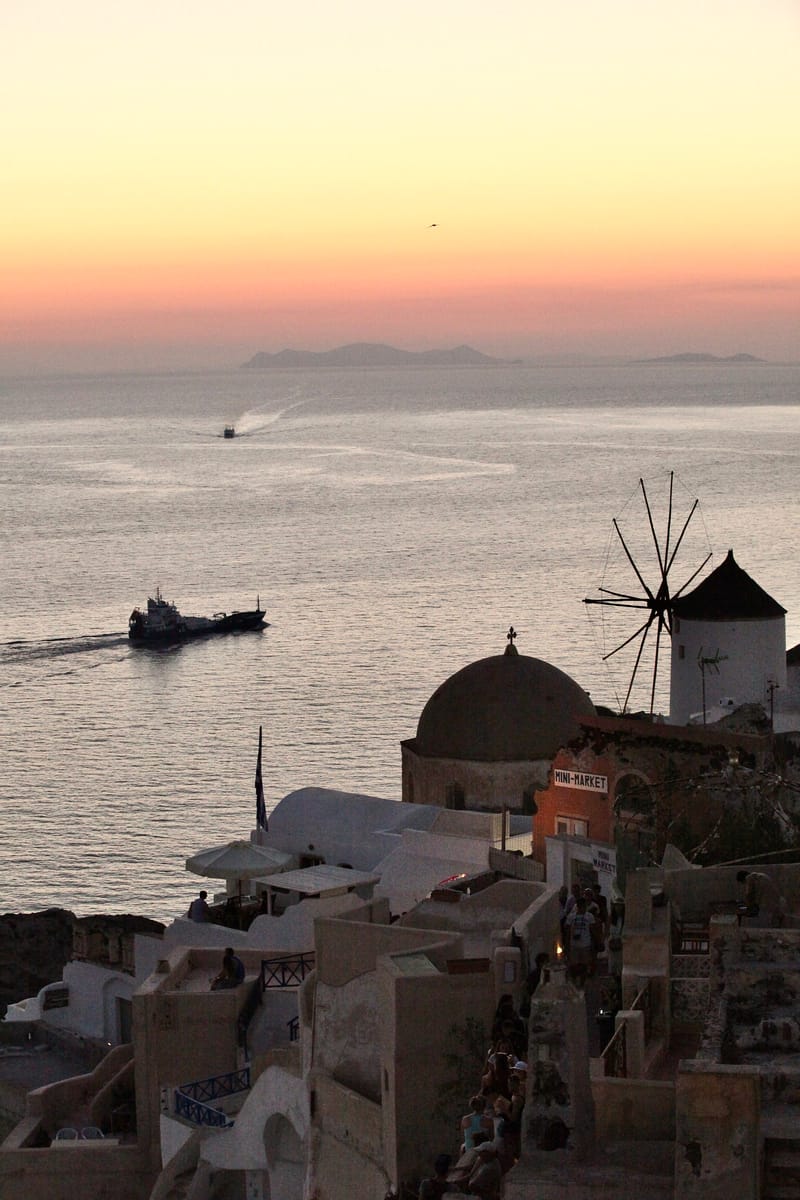 4. GRECE : Santorin, Oia au coucher de soleil (VTL)