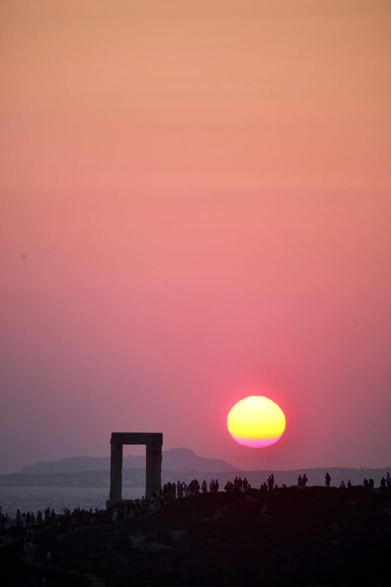 7. GRECE : Naxos 2, la porte d'Apollon sous un soleil rouge sang (VTL)