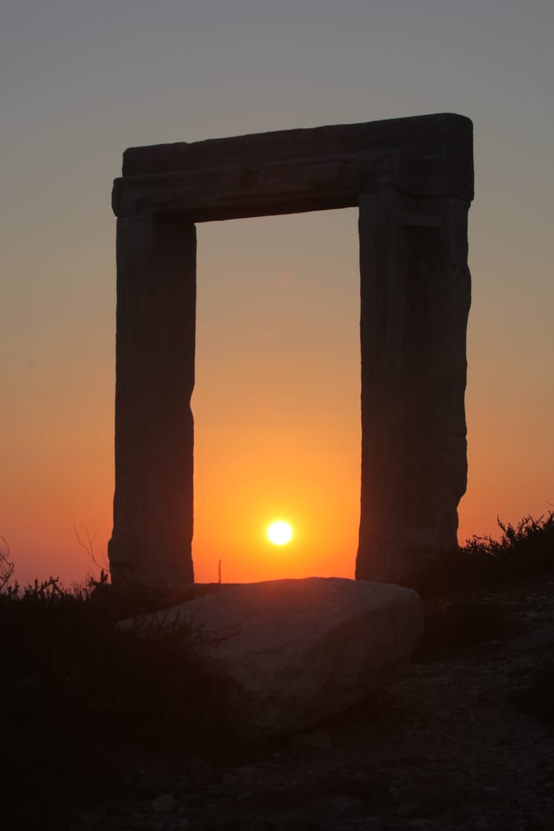 7. GRECE : Naxos 2, la porte d'Apollon sous un soleil rouge sang (VTL)