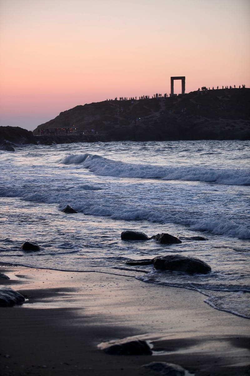 7. GRECE : Naxos 2, la porte d'Apollon sous un soleil rouge sang (VTL)