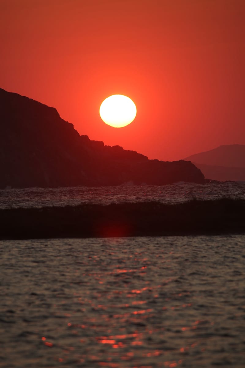 7. GRECE : Naxos 2, la porte d'Apollon sous un soleil rouge sang (VTL)