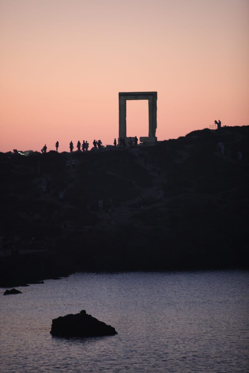 7. GRECE : Naxos 2, la porte d'Apollon sous un soleil rouge sang (VTL)