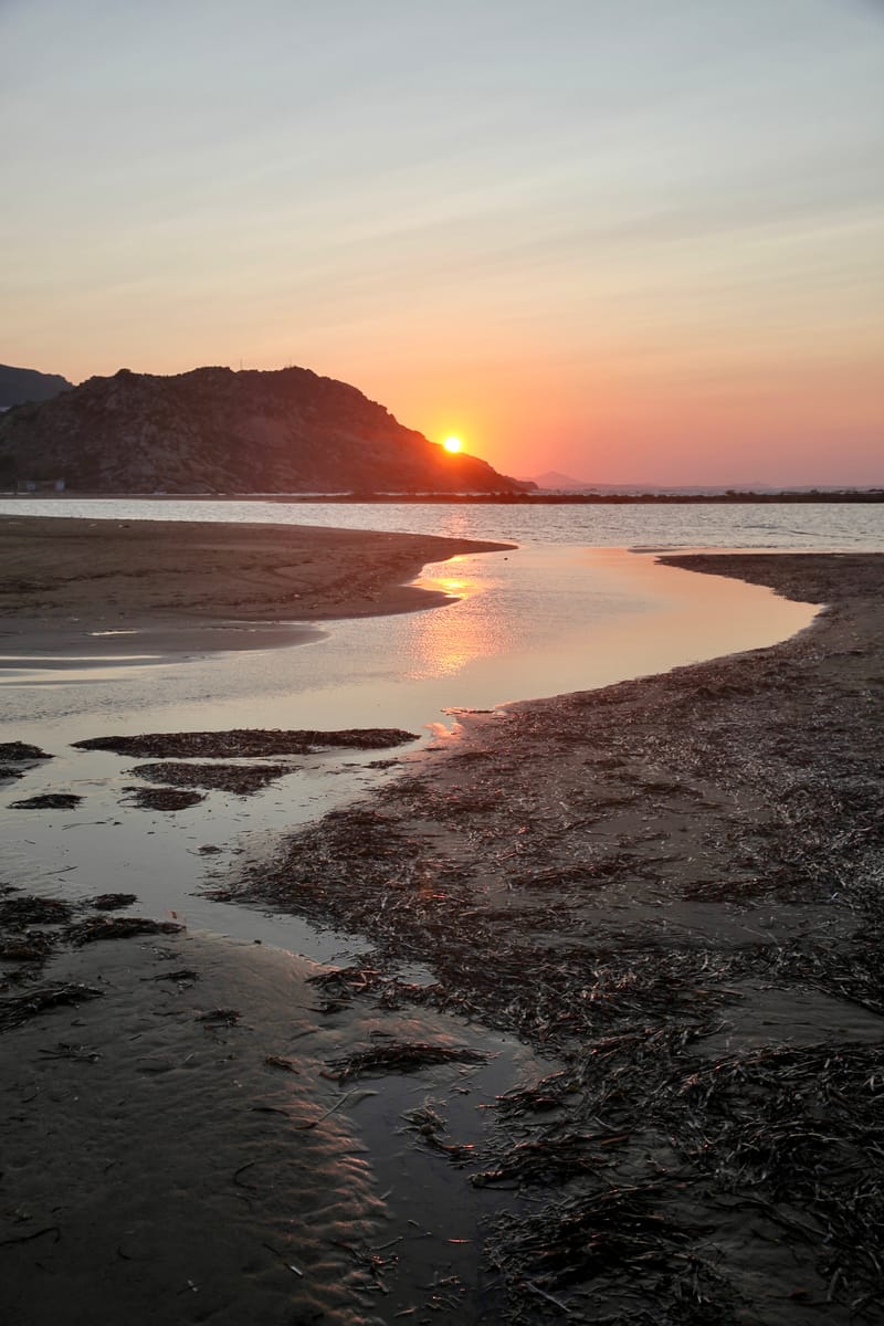 7. GRECE : Naxos 2, la porte d'Apollon sous un soleil rouge sang (VTL)