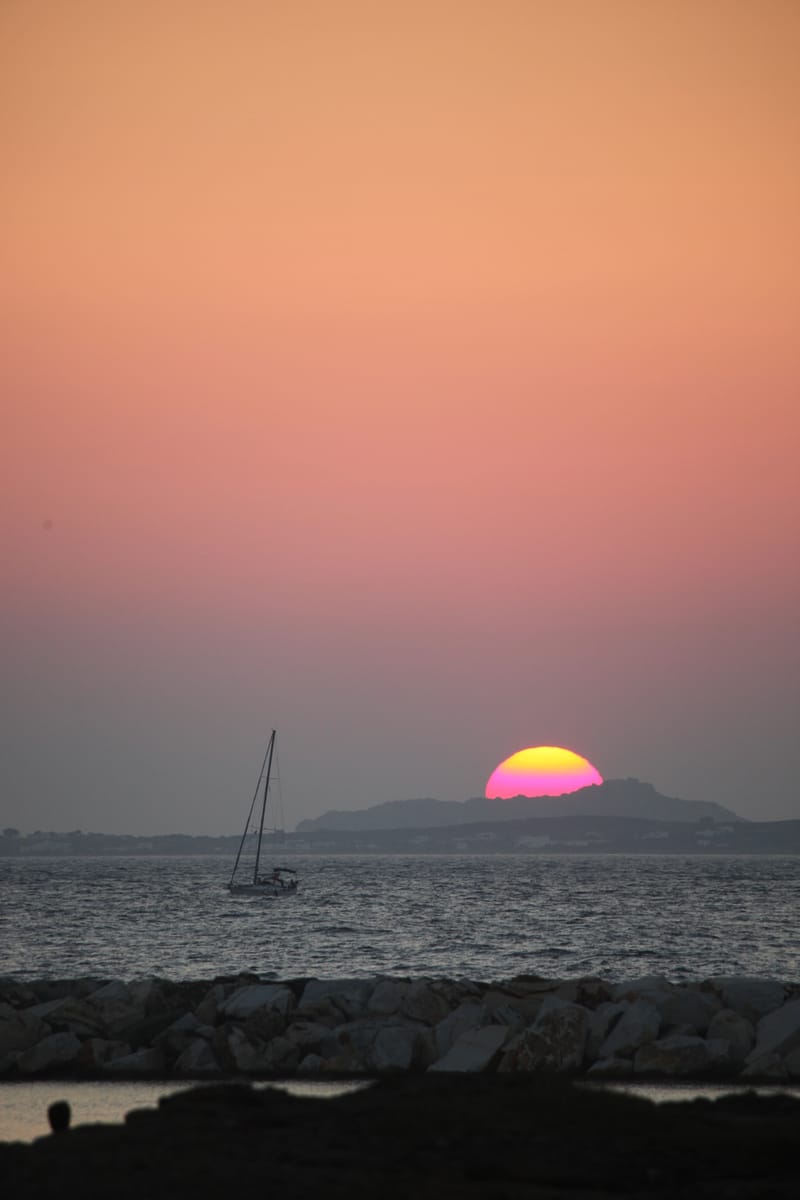 7. GRECE : Naxos 2, la porte d'Apollon sous un soleil rouge sang (VTL)