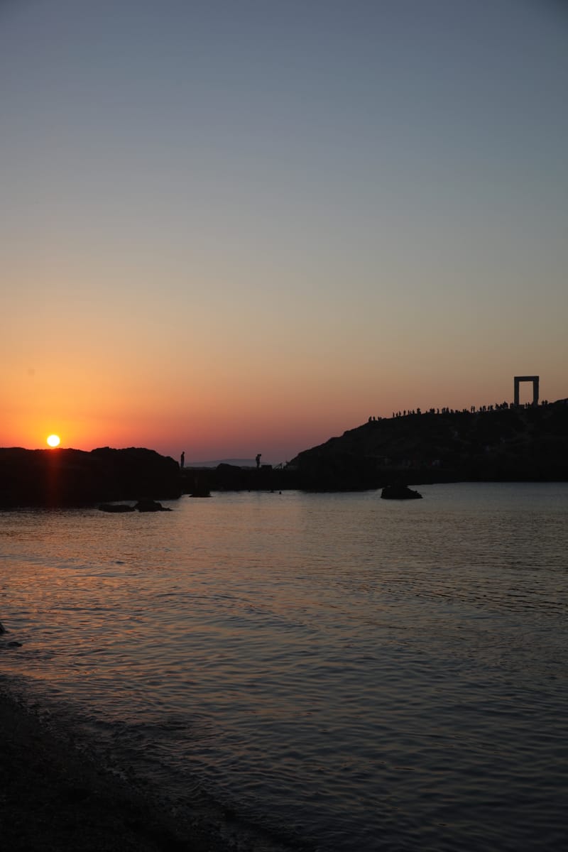 7. GRECE : Naxos 2, la porte d'Apollon sous un soleil rouge sang (VTL)