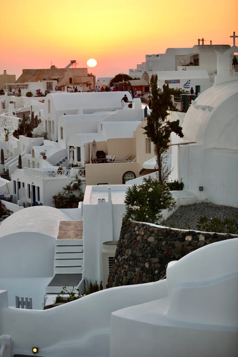 4. GRECE : Santorin, Oia au coucher de soleil (VTL)