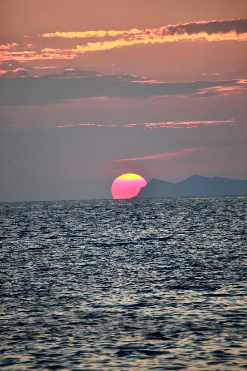 4. GRECE : Santorin, Oia au coucher de soleil (VTL)