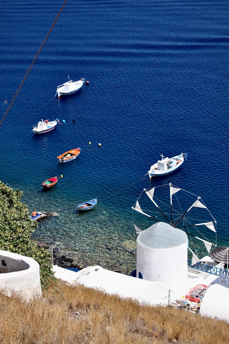 5. GRECE : Santorin, Son port, sa côte et son volcan (VTL)