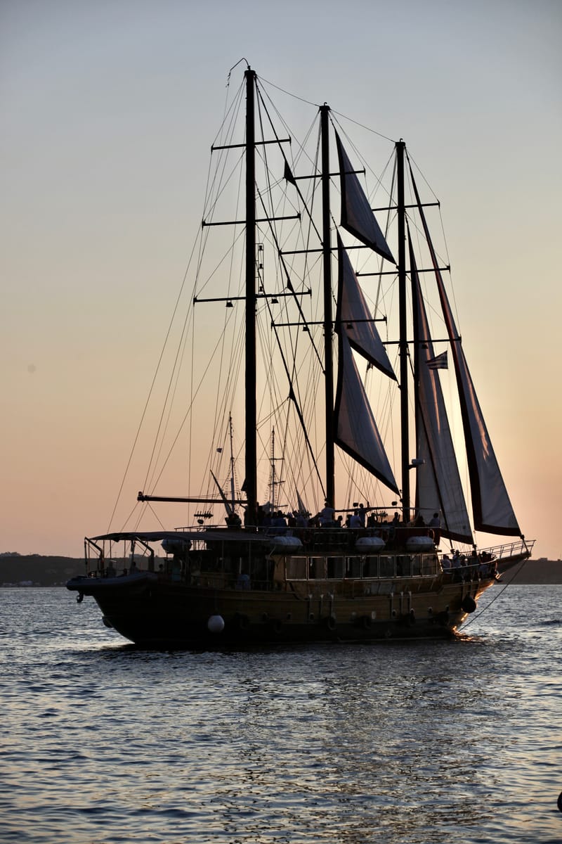 5. GRECE : Santorin, Son port, sa côte et son volcan (VTL)