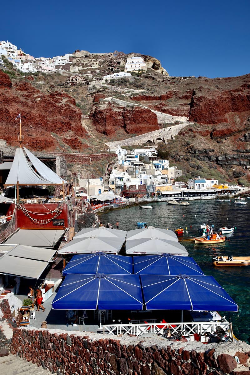 5. GRECE : Santorin, Son port, sa côte et son volcan (VTL)