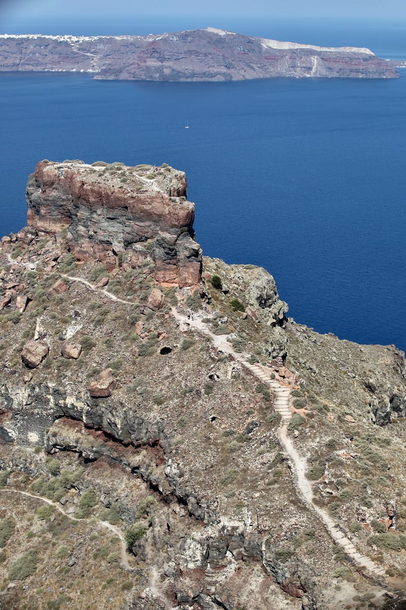 5. GRECE : Santorin, Son port, sa côte et son volcan (VTL)