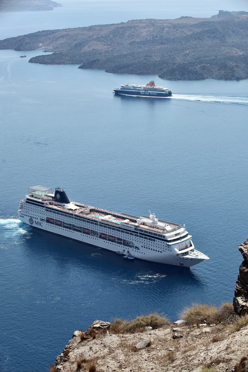 5. GRECE : Santorin, Son port, sa côte et son volcan (VTL)